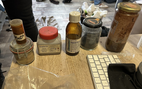 ZOLL-H: Zoll durchsucht bei mutmaßlichem Drogendealer in der Region Hannover Sicherstellung von Betäubungsmitteln, Schreckschusswaffen und gefährlichen Chemikalien - Foto: presseportal.de