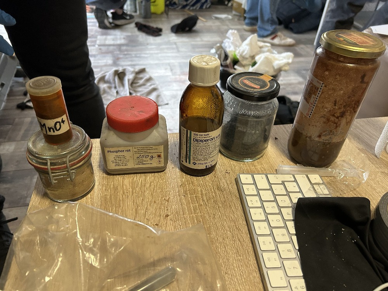 ZOLL-H: Zoll durchsucht bei mutmaßlichem Drogendealer in der Region Hannover Sicherstellung von Betäubungsmitteln, Schreckschusswaffen und gefährlichen Chemikalien - Foto: presseportal.de