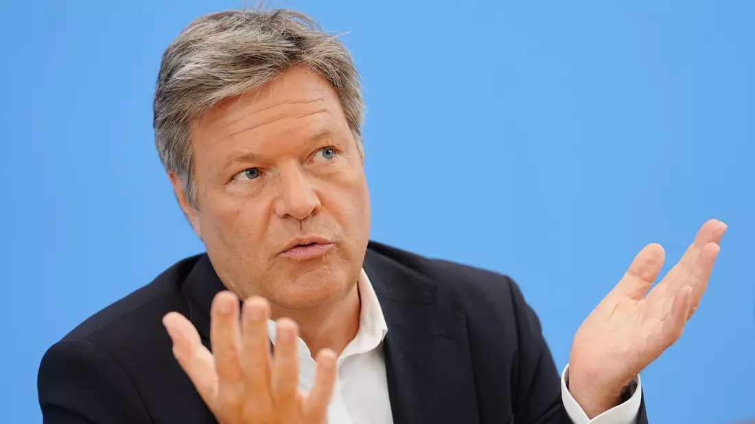 Der Minister hatte wieder eine Grafik mit. - Bild: Kay Nietfeld/dpa