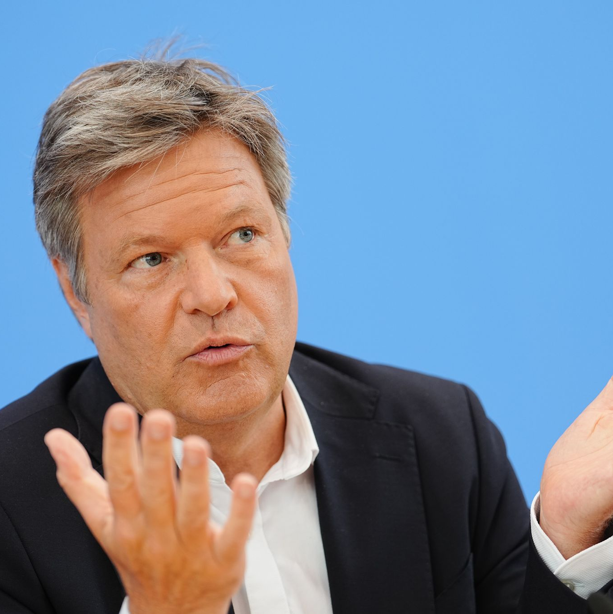 Der geschäftsführende Wirtschaftsminister Robert Habeck (Grüne) erwartet für 2025 nur eine Stagnation der deutschen Wirtschaft. (Archivbild) - Foto: Kay Nietfeld/dpa