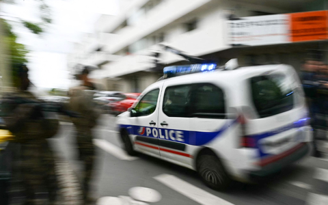 Französische Militärs und Polizisten sind in der Nähe des Gymnasiums im Einsatz. - Foto: Loic Venance/AFP/dpa