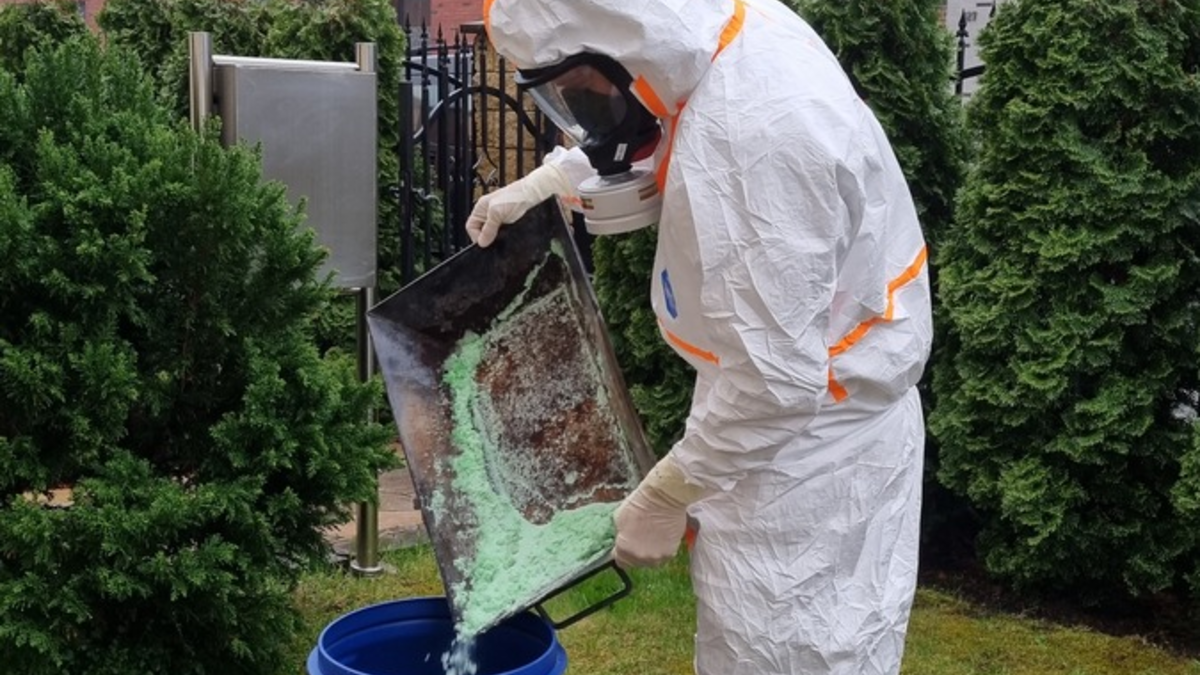 FW-E: Einsatz wegen unbekannter Flüssigkeit und beißendem Geruch im Treppenhaus - Analytische Task Force im Einsatz - Foto: presseportal.de