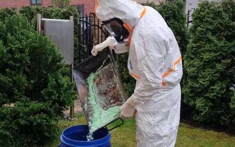 FW-E: Einsatz wegen unbekannter Flüssigkeit und beißendem Geruch im Treppenhaus - Analytische Task Force im Einsatz - Foto: presseportal.de