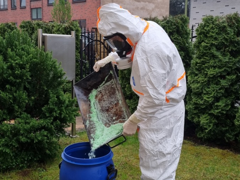 FW-E: Einsatz wegen unbekannter Flüssigkeit und beißendem Geruch im Treppenhaus - Analytische Task Force im Einsatz - Foto: presseportal.de