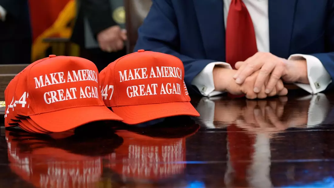 Rote Kappen stehen sind in den USA ein Symbol für Trump. - Bild: Alex Brandon/AP/dpa