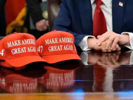 Rote Kappen stehen sind in den USA ein Symbol für Trump. - Foto: Alex Brandon/AP/dpa