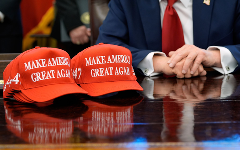 Rote Kappen stehen sind in den USA ein Symbol für Trump. - Foto: Alex Brandon/AP/dpa