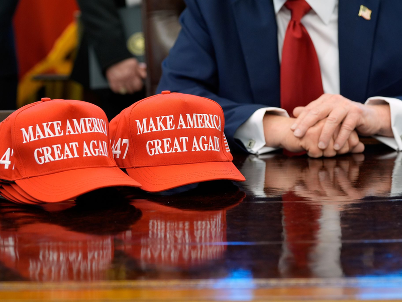 Rote Kappen stehen sind in den USA ein Symbol für Trump. - Foto: Alex Brandon/AP/dpa