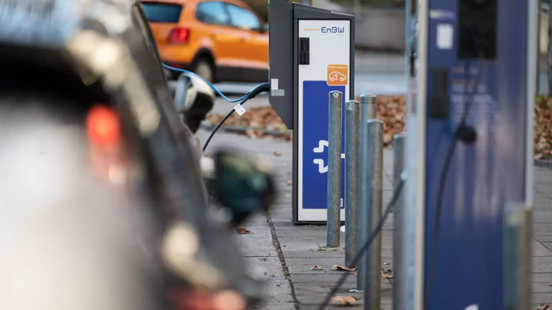 Fast jede zweite Kommune in Deutschland bietet keine öffentlich zugänglichen Ladestationen für E-Autos. (Symbolbild) - Bild: Marijan Murat/dpa