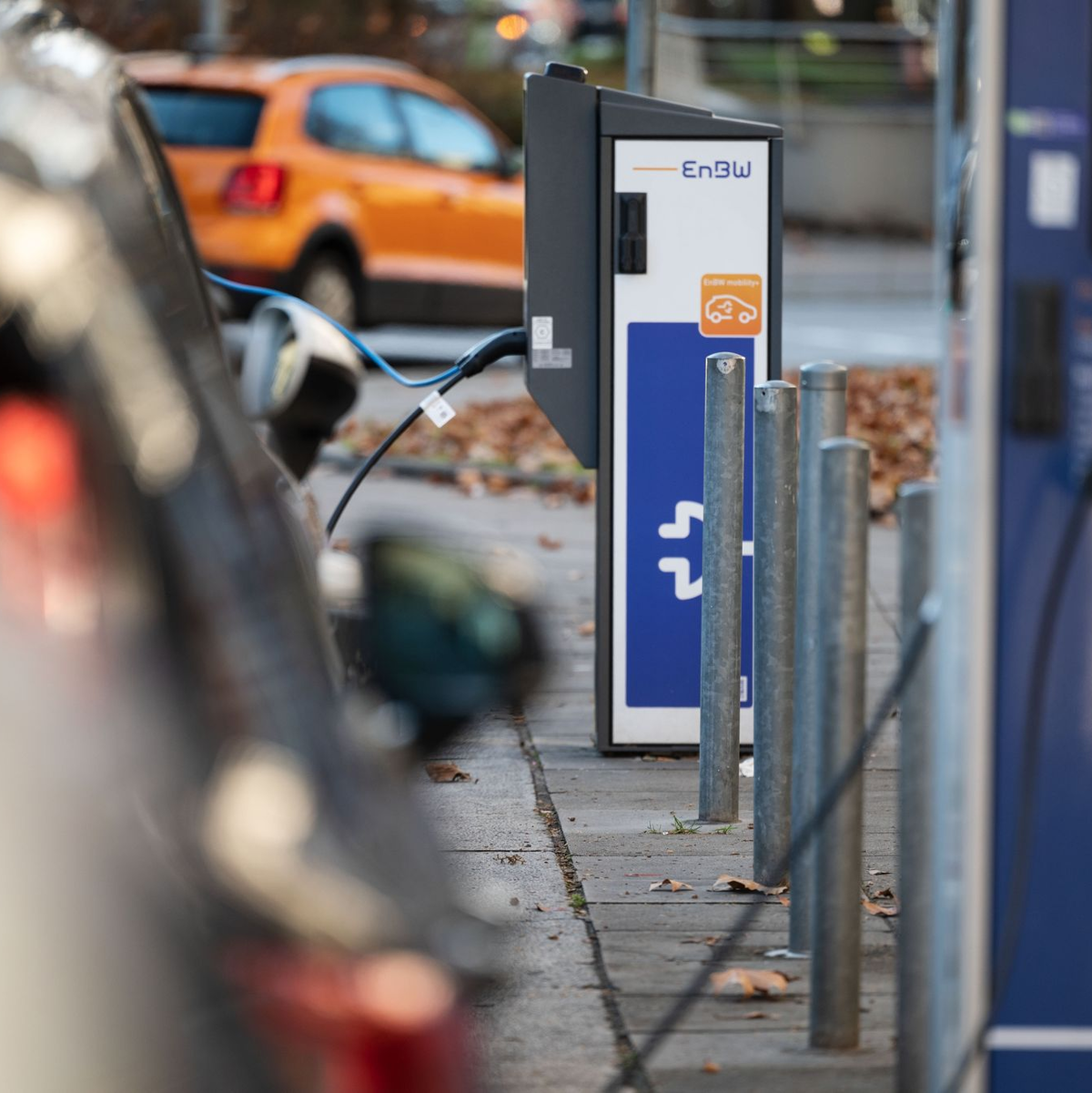 EnBW hat die Ausbauziele bei Ladepunkten gesenkt. (Archivbild) - Foto: Marijan Murat/dpa