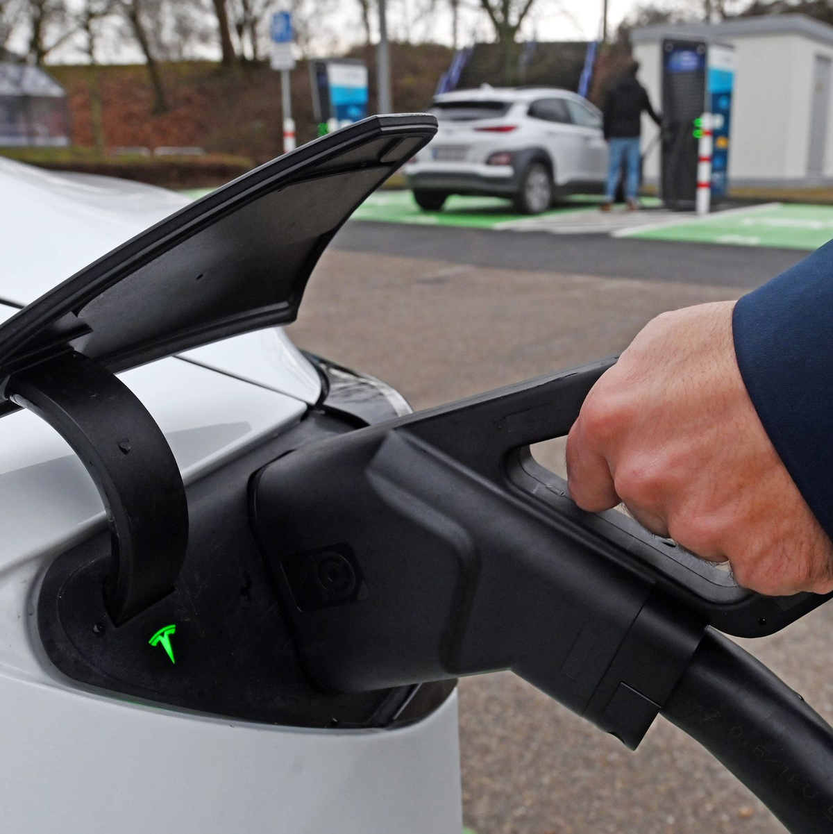 An machen Ladepunkten kann man besonders schnell sein Auto aufladen. (Archivbild) - Foto: Uli Deck/dpa
