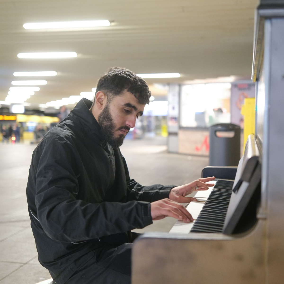 Abdul Rahman Al Ali aus Syrien spielt an einer U-Bahn Haltestelle in Stuttgart auf einem open Piano. Das Instrument ist dort für Jedermann zugänglich. (Archivfoto) - Foto: Bernd Weißbrod/dpa