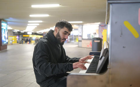 Abdul Rahman Al Ali aus Syrien spielt an einer U-Bahn Haltestelle in Stuttgart auf einem open Piano. Das Instrument ist dort für Jedermann zugänglich. (Archivfoto) - Foto: Bernd Weißbrod/dpa