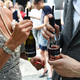 Small Talk mit Prosecco: Gäste unterhalten sich am Rande einer Modenschau in Berlin. (Archivbild) - Foto: picture alliance / ZB