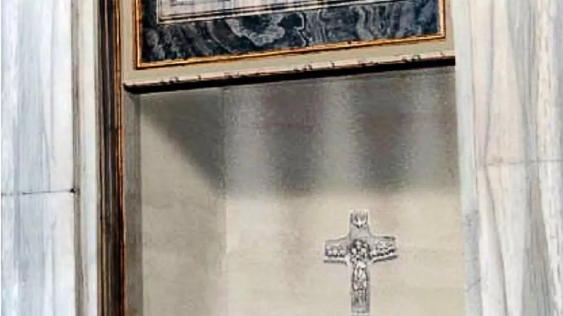 Schlicht und ohne besondere Verzierungen wollte Franziskus sein Grab. - Bild: Uncredited/Vatican Press Office via AP/dpa