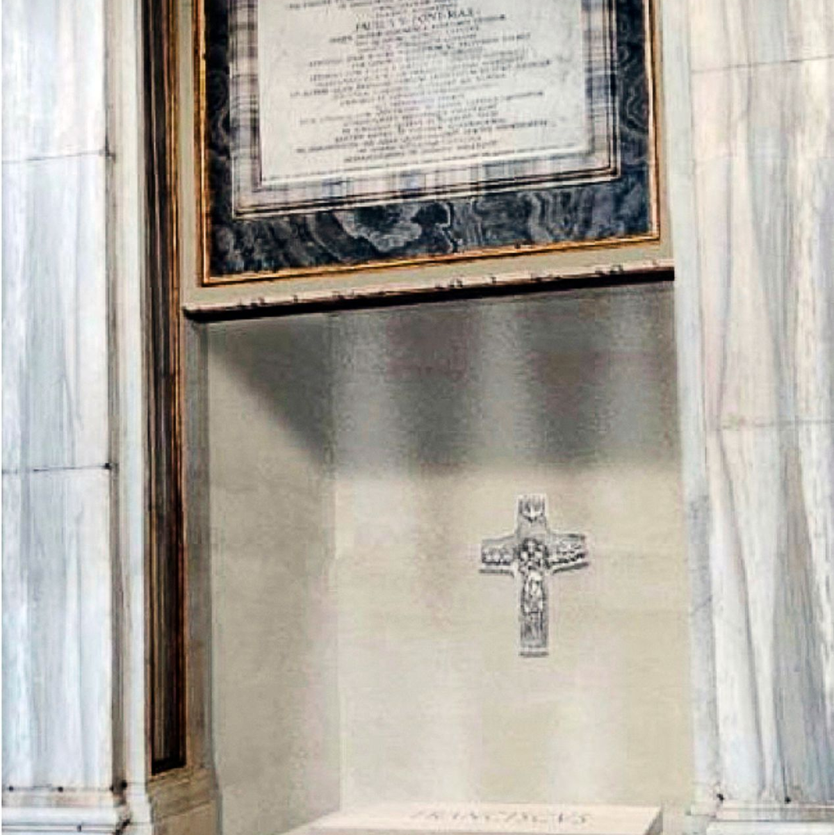 Schlicht und ohne besondere Verzierungen wollte Franziskus sein Grab. - Foto: Uncredited/Vatican Press Office via AP/dpa