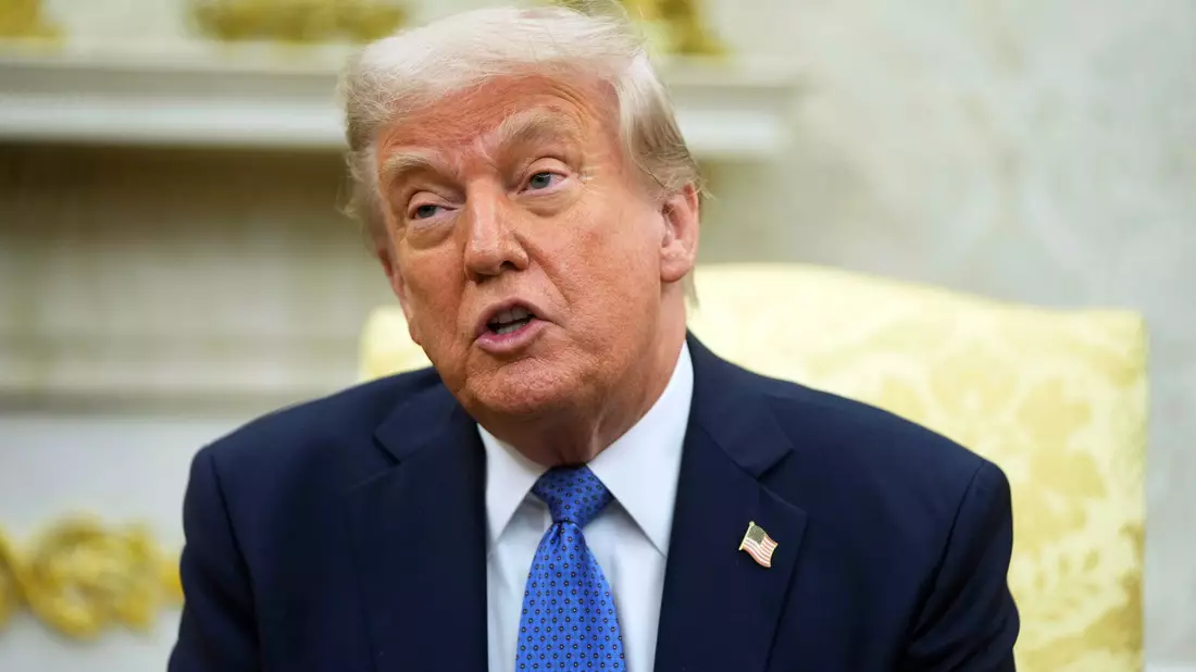Trump betont, dass er «eine Menge Druck» auf Russland ausübt.  - Bild: Mark Schiefelbein/AP/dpa