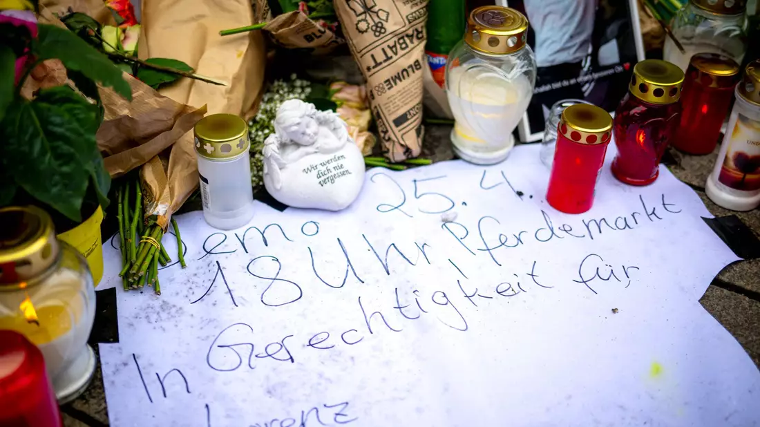 Die Trauer um den getöteten Lorenz ist groß. Bei ihren Ermittlungen ist die Staatsanwaltschaft nun einen großen Schritt weiter. (Archivbild)  - Bild: Sina Schuldt/dpa