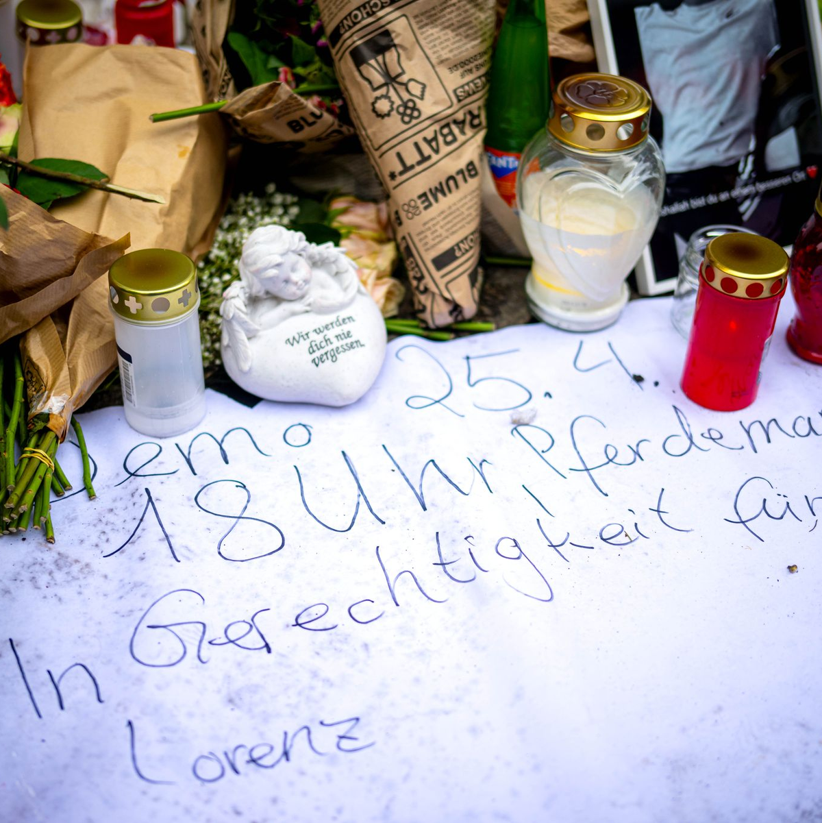 Die Trauer um den getöteten Lorenz ist groß. Bei ihren Ermittlungen ist die Staatsanwaltschaft nun einen großen Schritt weiter. (Archivbild)  - Foto: Sina Schuldt/dpa