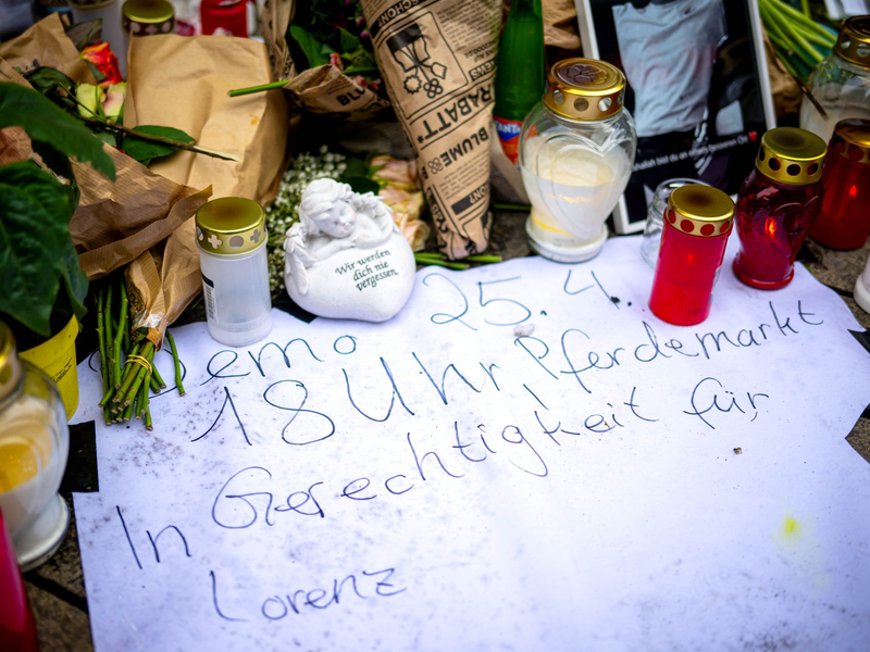 Die Trauer um den getöteten Lorenz ist groß. Bei ihren Ermittlungen ist die Staatsanwaltschaft nun einen großen Schritt weiter. (Archivbild)  - Foto: Sina Schuldt/dpa