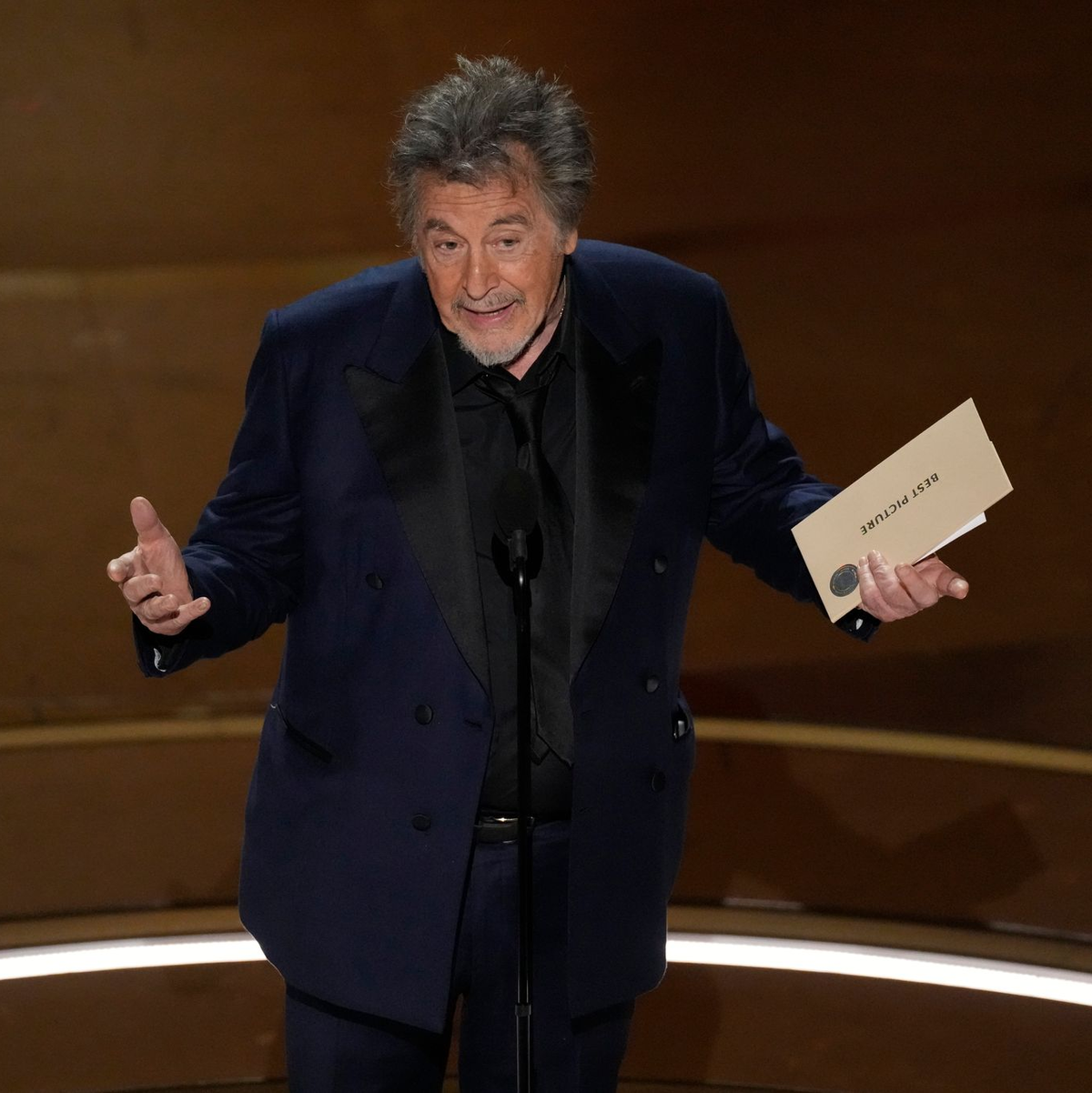 Auf der Oscar-Bühne stand Pacino noch 2024 im Rampenlicht, als er am Ende der Gala die Trophäe für den Spitzenfilm «Oppenheimer» aushändigte. - Foto: Chris Pizzello/Invision via AP/dpa