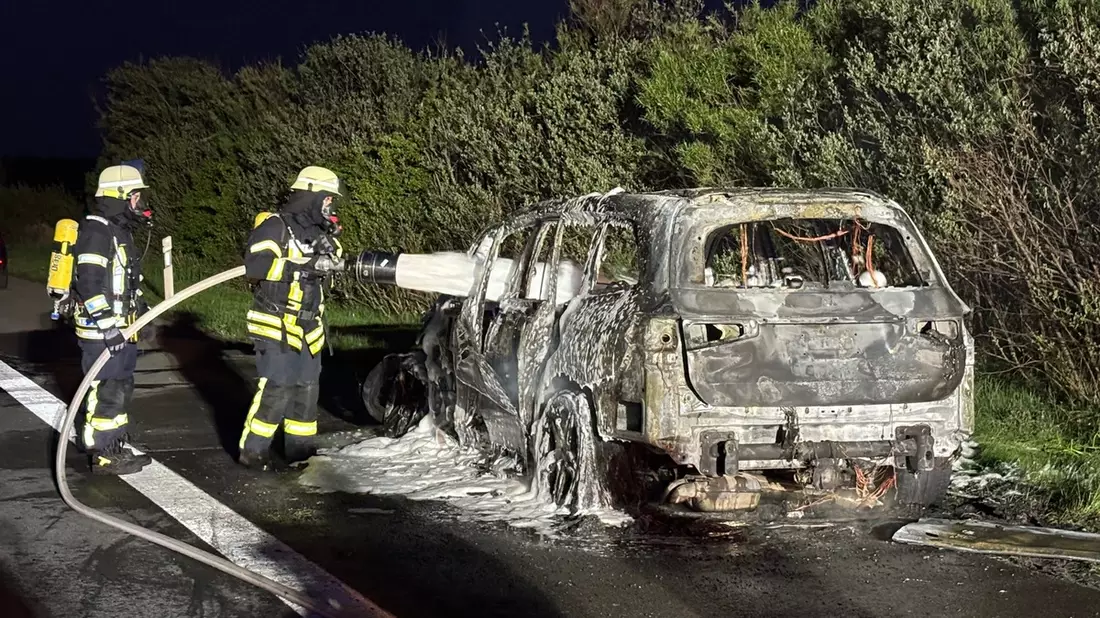 FW-ROW: Mercedes-Benz SUV brennt vollständig aus - Bild: presseportal.de