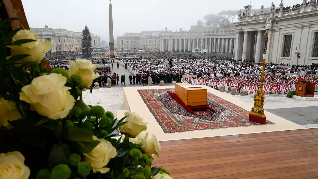 2023 wurde Papst Benedikt beigesetzt. Am Samstag ist die Trauerfeier für Papst Franziskus geplant (Archivbild).  - Bild: Vatican Media/Vatican Media/AP/dpa
