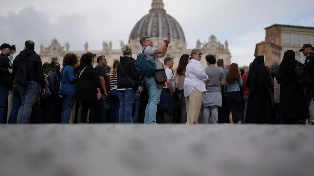 Zur Beisetzung von Papst Franziskus werden in Rom 200 000 Menschen erwartet (Archivbild). - Bild: Markus Schreiber/AP/dpa