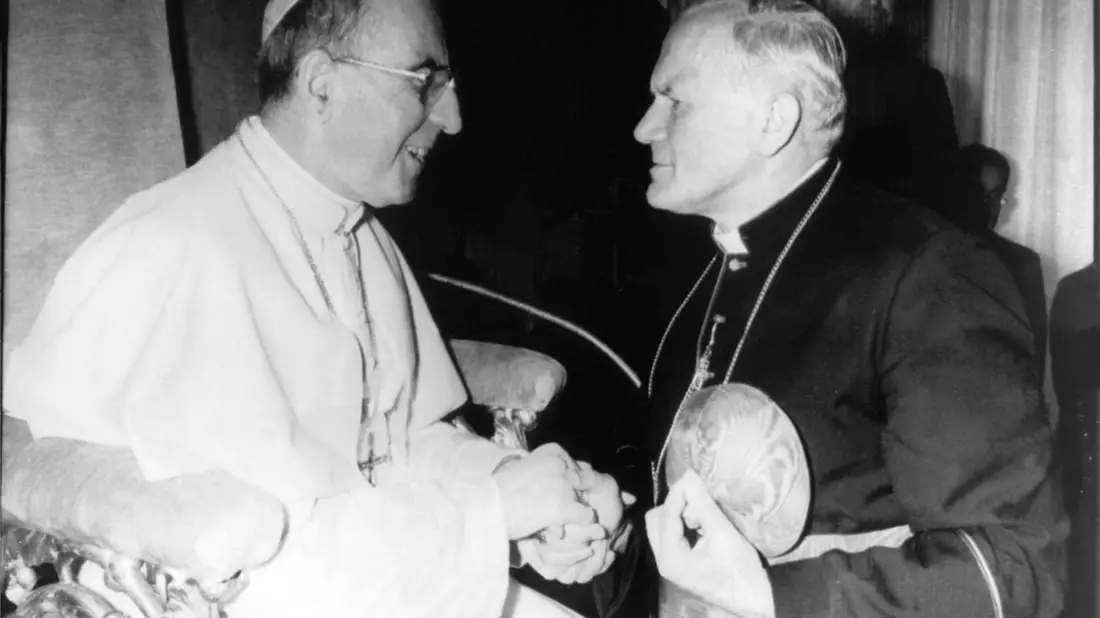 Papst Johannes Paul I. (links) starb nach nur 33 Tagen im Amt. Sein Nachfolger wurde der Pole Karol Wojtyla (Archivbild).  - Bild: picture-alliance / dpa/dpaweb