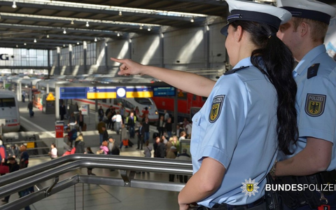 Bundespolizeidirektion München: Mann belästigt im ICE Sitznachbarin sexuell - Foto: presseportal.de
