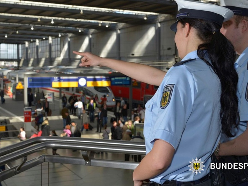 Bundespolizeidirektion München: Mann belästigt im ICE Sitznachbarin sexuell - Foto: presseportal.de