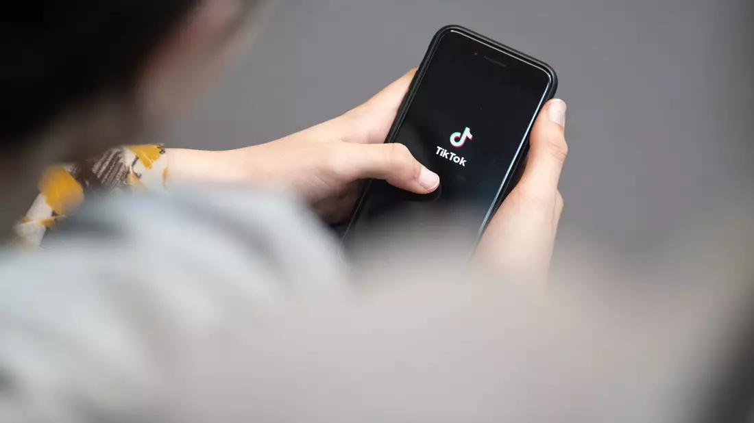 Auf Tiktok tauschen sich Nutzerinnen und Nutzer über neue Filme aus. (Symbolbild)  - Bild: Hannes P Albert/dpa/dpa-tmn