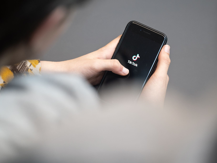 Auf Tiktok tauschen sich Nutzerinnen und Nutzer über neue Filme aus. (Symbolbild)  - Foto: Hannes P Albert/dpa/dpa-tmn