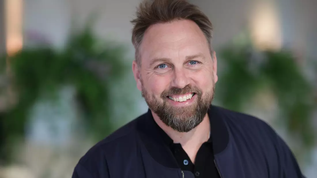 Auch Moderator Steven Gätjen sieht eine Veränderung bei der Art von Filmpromo (Archivbild). - Bild: Christian Charisius/dpa