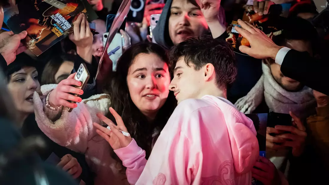 Tanktop statt Anzug: Chalamet setzt gerne auf auffällige Looks (Archivbild). - Bild: Christoph Soeder/dpa