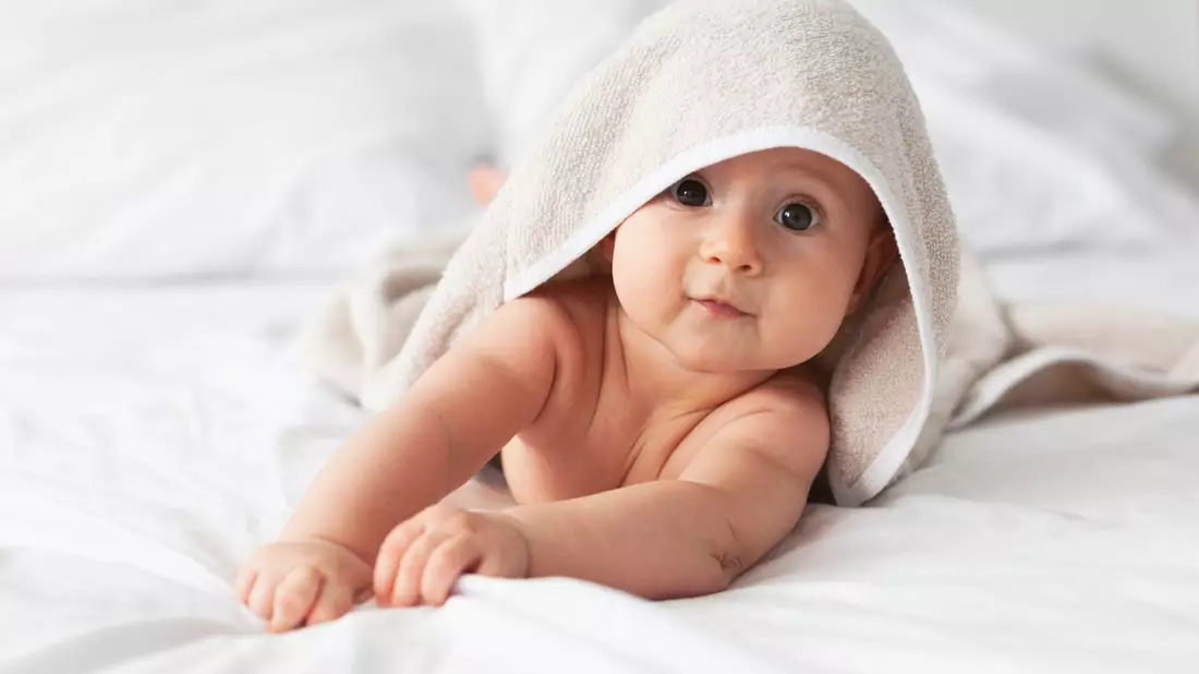 Babypflege: Sieben Tipps für Eltern / Wie läuft es eigentlich bei Babys mit dem Zähneputzen? Wann können Eltern ihr Baby baden? Die Apotheken Umschau ELTERN gibt praktische Tipps. - Bild: presseportal.de