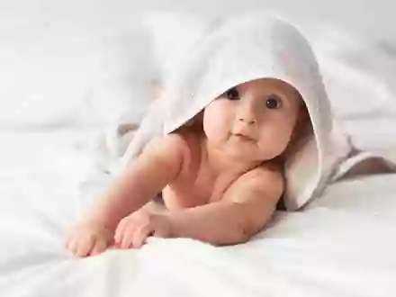 Babypflege: Sieben Tipps für Eltern / Wie läuft es eigentlich bei Babys mit dem Zähneputzen? Wann können Eltern ihr Baby baden? Die Apotheken Umschau ELTERN gibt praktische Tipps. - Foto: presseportal.de