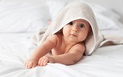 Babypflege: Sieben Tipps für Eltern / Wie läuft es eigentlich bei Babys mit dem Zähneputzen? Wann können Eltern ihr Baby baden? Die Apotheken Umschau ELTERN gibt praktische Tipps. - Foto: presseportal.de
