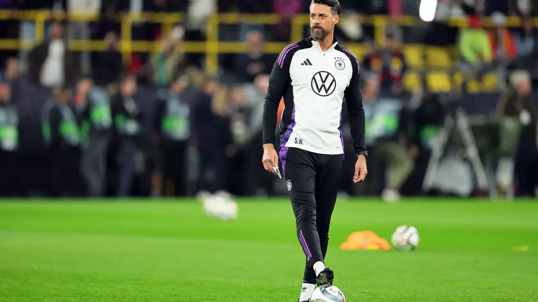Sandro Wagner auf dem Rasen. - Bild: Rolf Vennenbernd/dpa