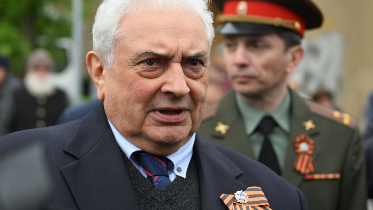 Auch Rocker der «Nachtwölfe» legten Kränze nieder. - Foto: Hendrik Schmidt/dpa