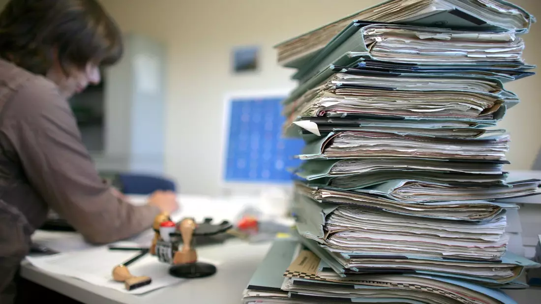 Überbordenden Vorschriften kosten die deutsche Wirtschaft Milliarden (Archivbild) - Bild: Patrick Pleul/dpa