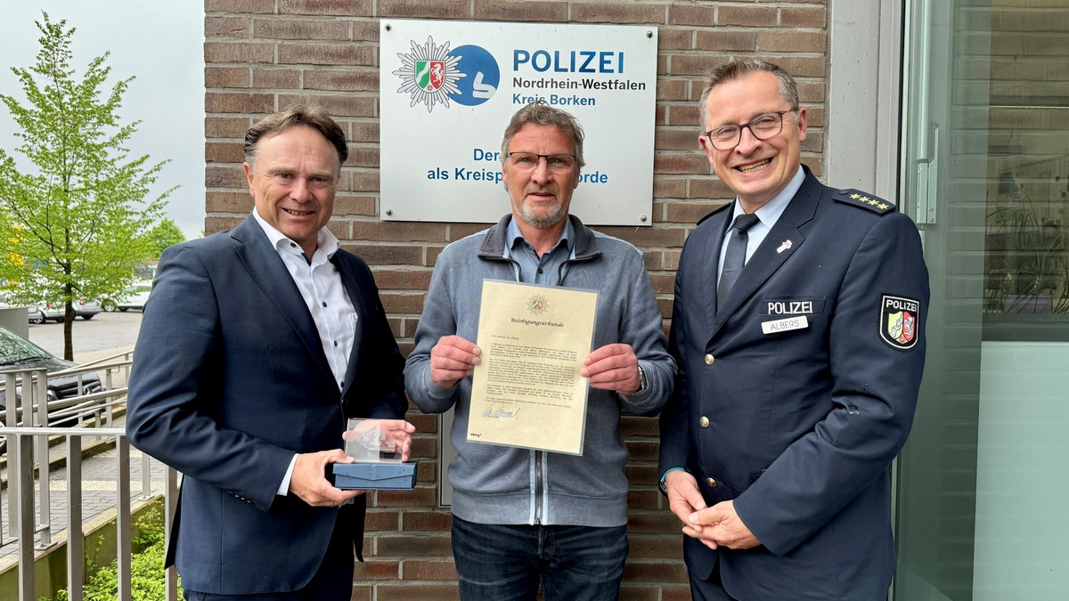 POL-BOR: Borken - Landrat ehrt aufmerksamen Taxifahrer - Foto: presseportal.de