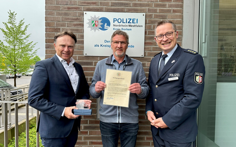 POL-BOR: Borken - Landrat ehrt aufmerksamen Taxifahrer - Foto: presseportal.de
