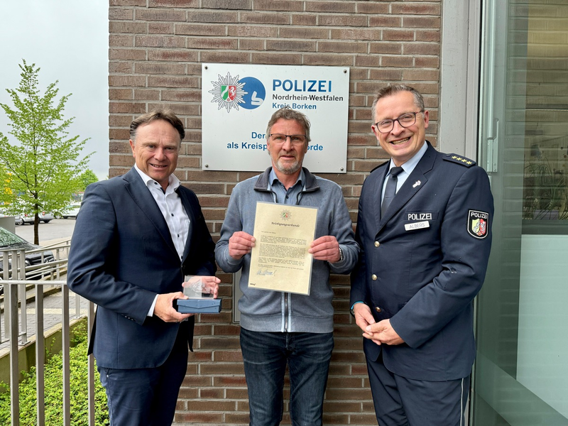 POL-BOR: Borken - Landrat ehrt aufmerksamen Taxifahrer - Foto: presseportal.de