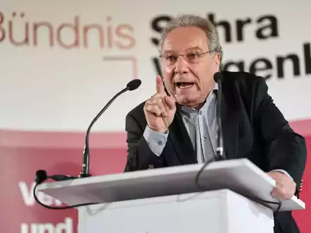 Der BSW-Politiker Klaus Ernst will des Zweiten Weltkriegs auch mit Vertretern Russlands gedenken. (Archivbild) - Foto: Daniel Löb/dpa
