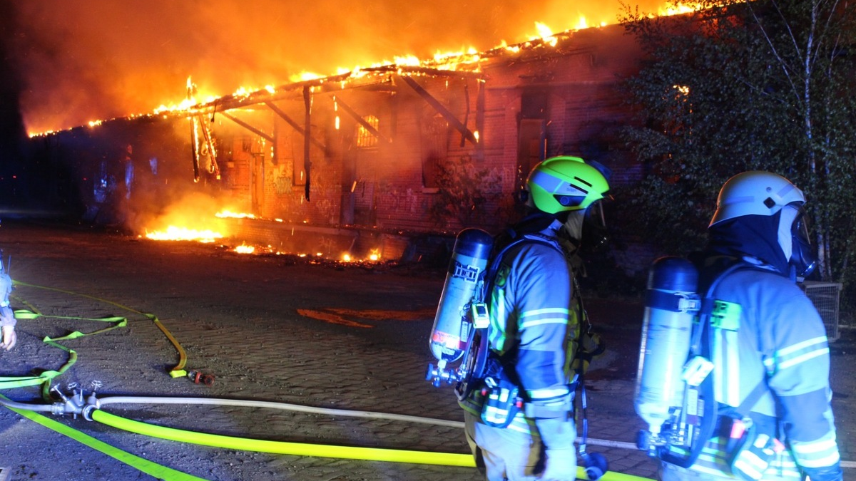 FW Helmstedt: Leerstehende Lagerhalle in Vollbrand - Foto: presseportal.de