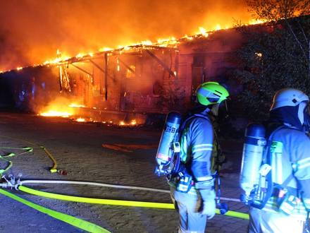 FW Helmstedt: Leerstehende Lagerhalle in Vollbrand - Foto: presseportal.de