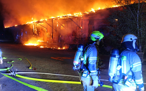 FW Helmstedt: Leerstehende Lagerhalle in Vollbrand - Foto: presseportal.de