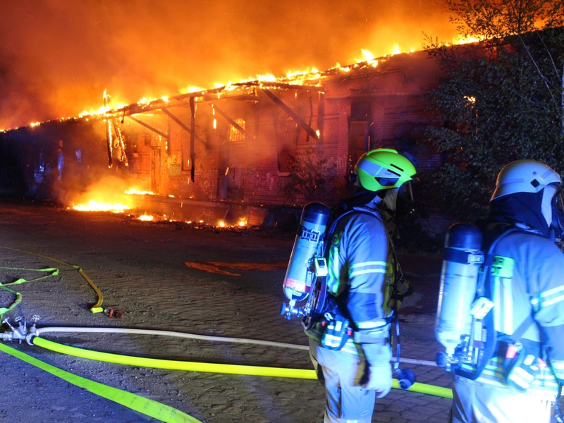 FW Helmstedt: Leerstehende Lagerhalle in Vollbrand - Foto: presseportal.de