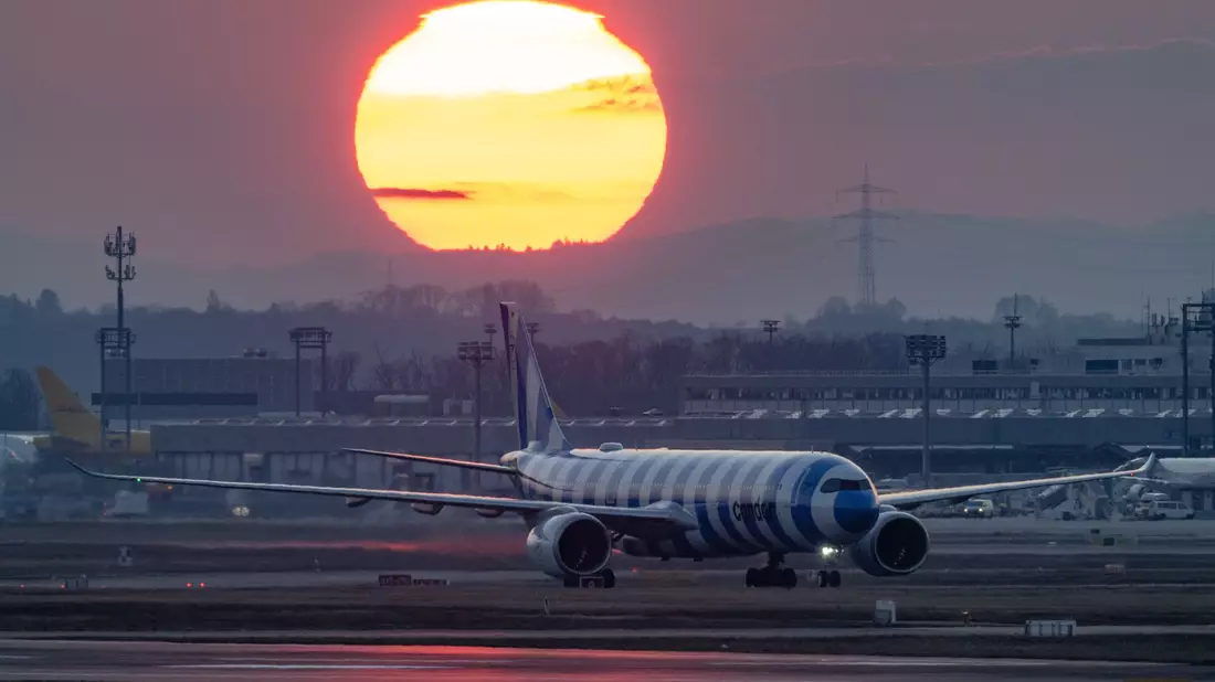 Ein Hingucker ist das seit 2022 eingeführte neue Design der Condor-Flugzeuge.  - Bild: Boris Roessler/dpa
